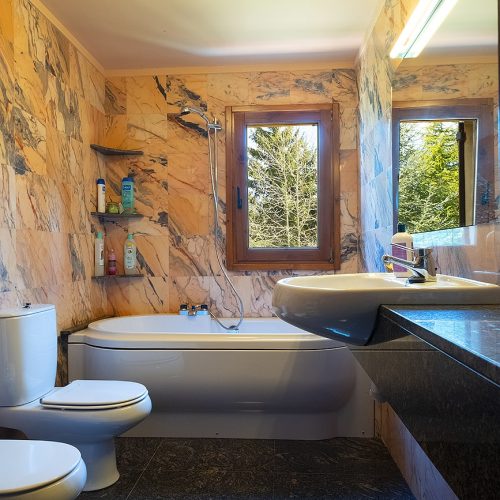 Chalet Alpino Can Mandena en Vallfogona del Ripollés. Barcelona. Cuarto de baño completo con jacuzzi