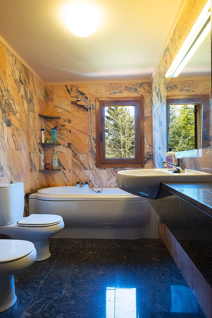 Chalet Alpino Can Mandena en Vallfogona del Ripollés. Barcelona. Cuarto de baño completo con jacuzzi
