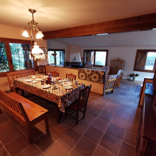 Chalet Alpino Can Mandena en Vallfogona del Ripollés. Barcelona. Comedor principal luminoso