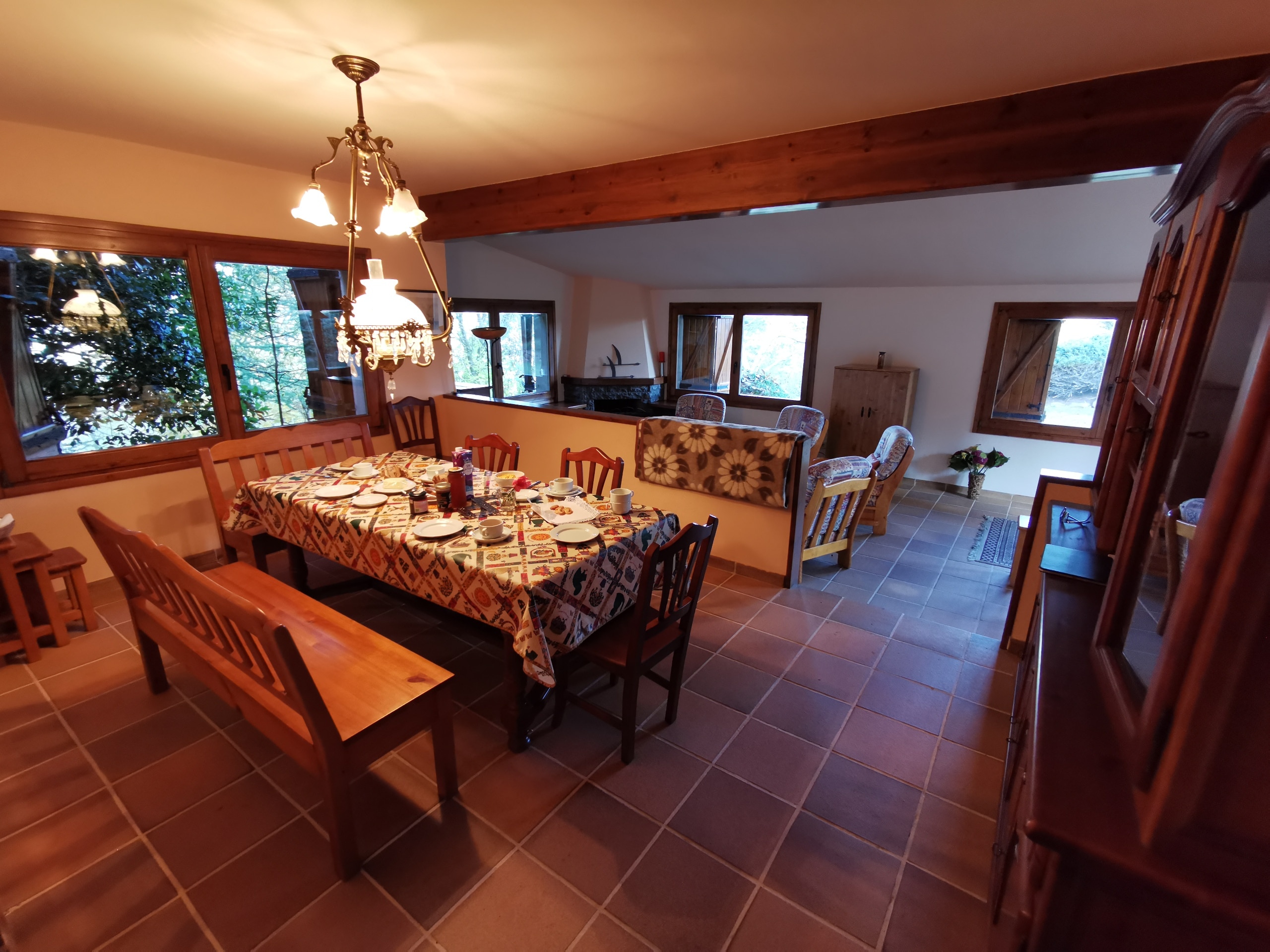 Chalet Alpino Can Mandena en Vallfogona del Ripollés. Barcelona. Comedor principal luminoso