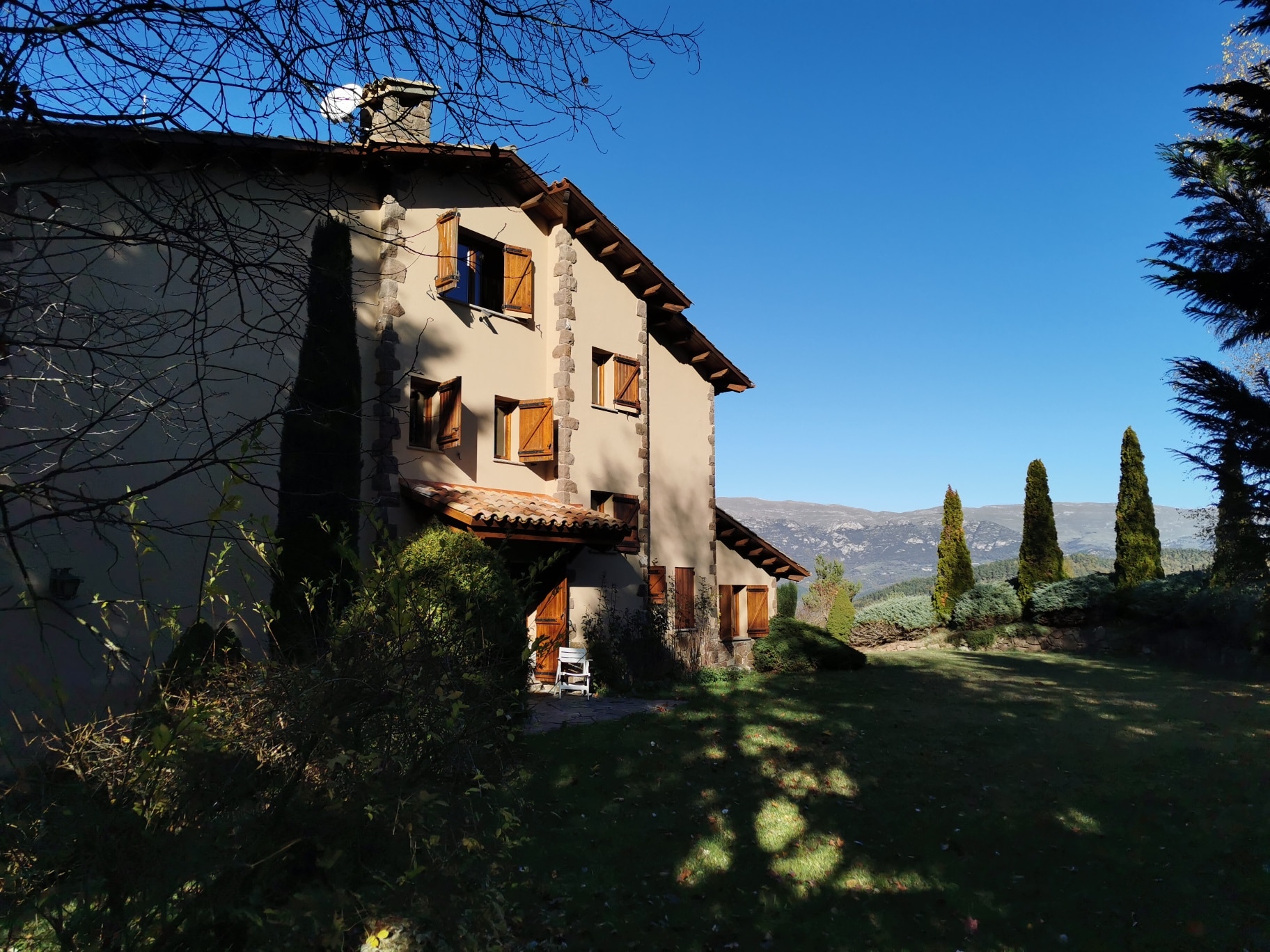 Chalet Alpino Can Mandena en Vallfogona del Ripollés. Barcelona. Fachada del chalet