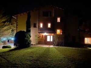 Chalet Alpino Can Mandena. La casa desde el jardín de noche. Foto original