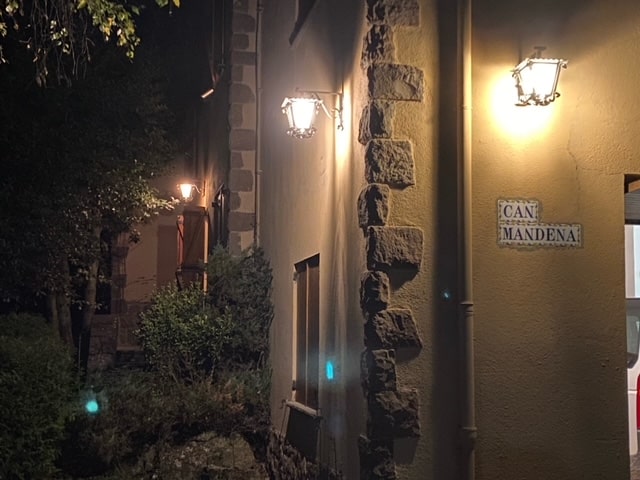 Chalet Alpino Can Mandena. Noche. Acceso por la cocina. Foto oficial