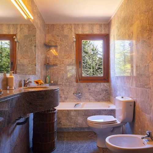Baño marmol gris